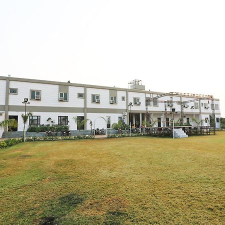 Oyo 27686 Hotel Chandra Garden Govardhan Exterior photo