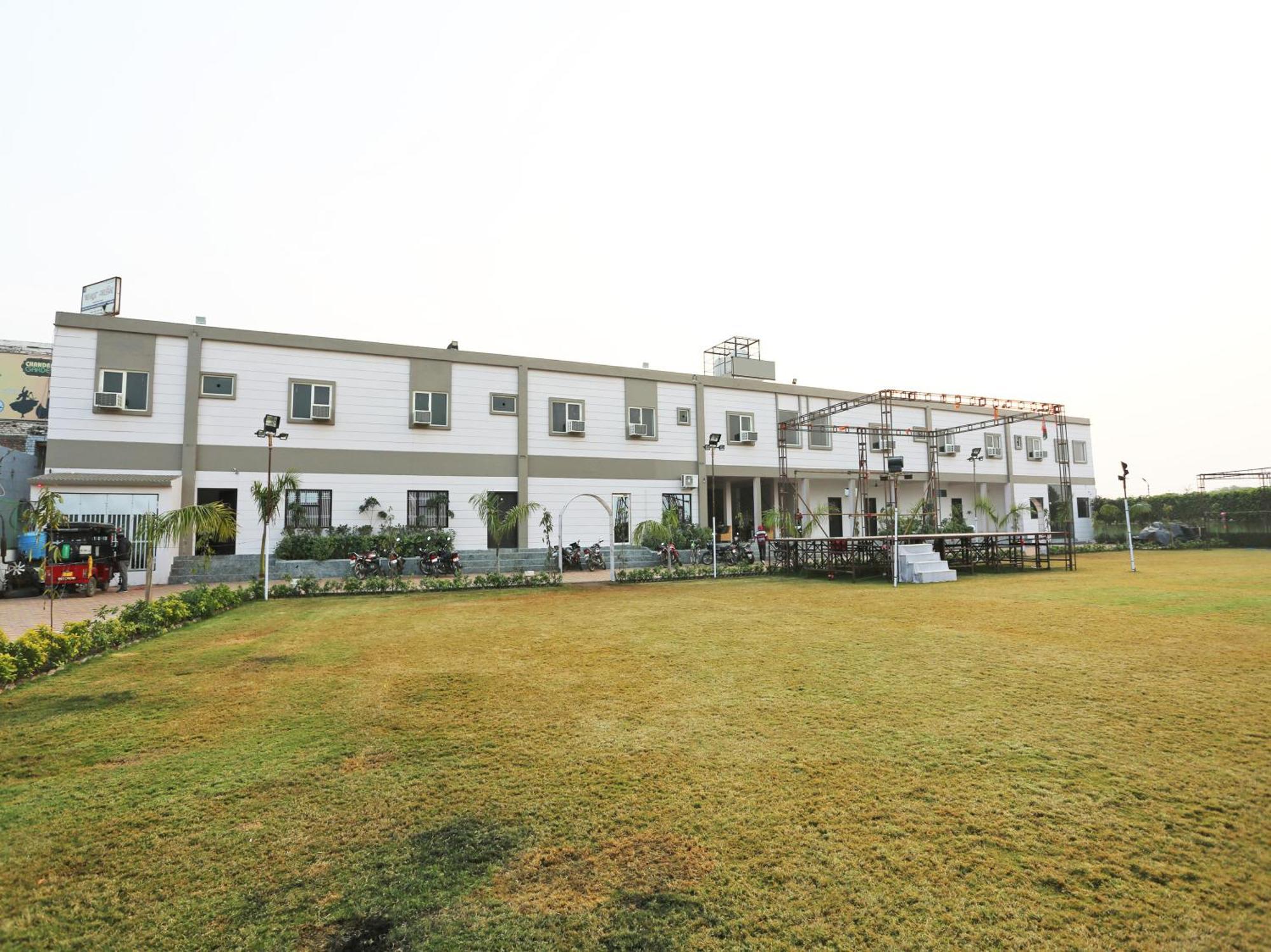 Oyo 27686 Hotel Chandra Garden Govardhan Exterior photo